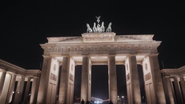 BERLÍN, ALEMANIA - 23 NOV 2018: Vista nocturna de la Puerta de Brandeburgo en Berlín . — Vídeo de stock
