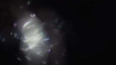 Karanlıkta ışık demeti seyahat. Yaratıcı projeler kullanmak için doğal organik yansımalar.