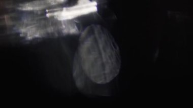 Loş, yalnız ufuk parlama yavaş yavaş karanlıkta yüzer.