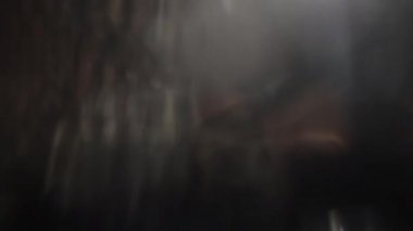 Işık cam, siyah arka plan ile yaratıcı kaotik distorsiyonları.