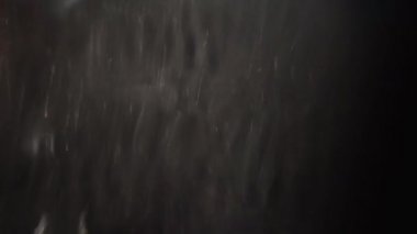 Arka plan cam karanlıkta ışık kaotik bozulma. Işık sızıntıları, geçiş.