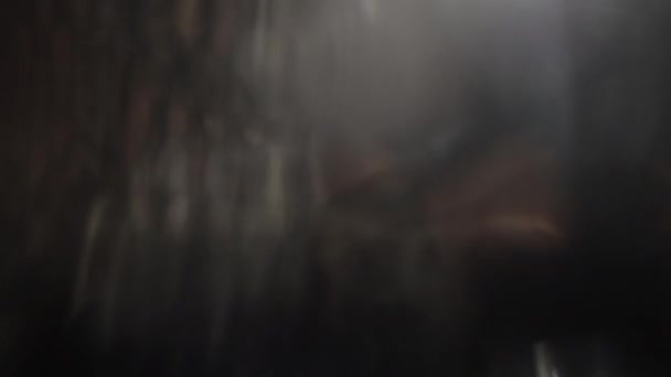 distorsions chaotiques créatives de la lumière à travers le verre, fond noir .