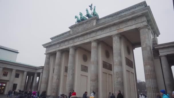 БЕРЛИН, ГЕРМАНИЯ - 24 ноября 2018 года: Бранденбургские ворота в Берлине. Облачная погода . — стоковое видео