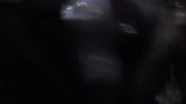 Kamaşma, geçişler ve yansıma, yanardöner ışığında oynamak.