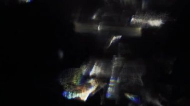 Işık demeti etkisi altında farklı renklerle bir cam prizma çalış. Arka plan, geçiş.