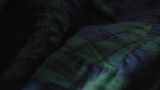 Detailní záběr z kostkované flanelové košili. Zelené a modré barvy. — Stock video