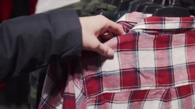 El Askı modern dükkanında bir ekose gömlek alır.