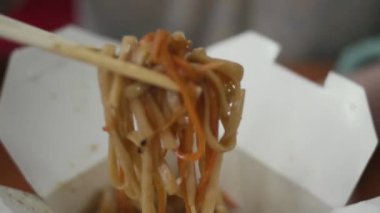 Kızı bir kısmını udon tahta bir çubukla alır..