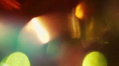 Canlı şenlikli yanardöner bokeh, spektral fütüristik renkler, holografik folyo. Yardımcı grafik efekti için ışık sızıntıları.