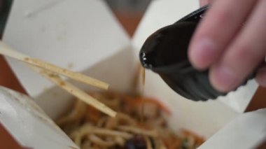 Asya gıda sevgilisi istiridye sosu udon erişte için ekler ve karıştırın.