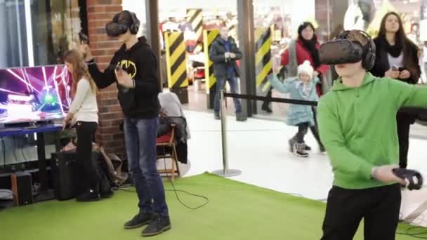 SUMY, UKRAINE - JAN 26, 2019: Dua anak laki-laki dengan virtual reality motion controller memiliki pengalaman game mendalam . — Stok Video