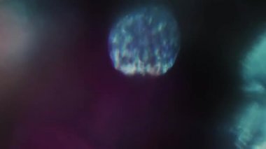 Kaotik oyun ışık karanlıkta yüzer renkli vurgular.