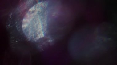 Zarif arka plan. Kesme cam, renkler, çok renkli bir çiçek dürbünü ışık geçer.