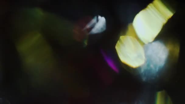 Holografische regenboog deeltjes zweven in het donker. Fantasie futuristische sfeer. — Stockvideo