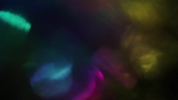11 secondi di particelle olografiche di arcobaleno galleggiano al buio. Atmosfera futuristica da sogno . — Video Stock