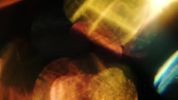 4k кадри. Вінтажні голографічні спалахи на яскравій фользі. Футуристична поверхня і сяючий абстрактний фон . — стокове відео