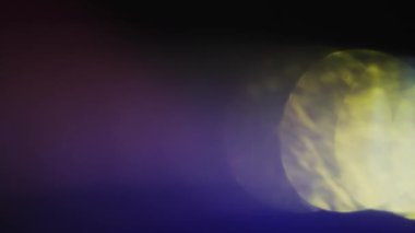 Sıcak ışık pıhtı yalnız soğuk mavi bir arka plan karşı yüzen.