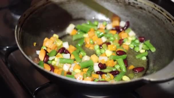 Ama de casa fríe la mezcla de verduras en una sartén profunda. Cocinar una cena saludable en casa . — Vídeos de Stock