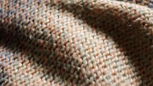 Textura de tejido de punto colorido. Disparo detallado en 4k de un suéter de punto . — Vídeos de Stock