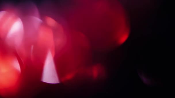 Rood, roze, paarse ronde abstracte deeltjes flikkeren snel in het donker. — Stockvideo