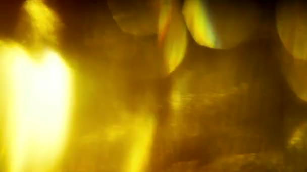 Işık altın tonlarda büyülü bir oyun, altın kristal ışık sızıntıları. — Stok video