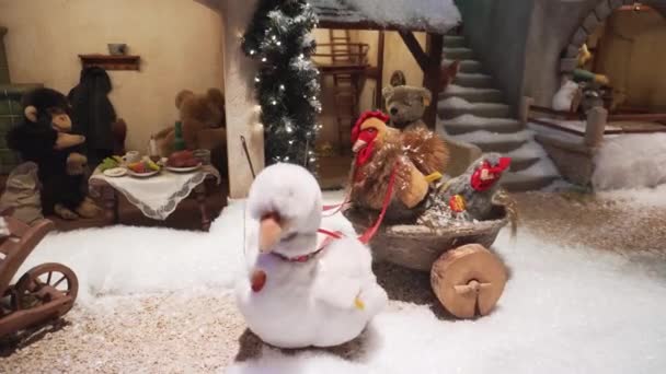 德国慕尼黑-2018年11月20日: 圣诞节场景, 毛绒机械玩具的鸟。节日活动在慕尼黑, 巴伐利亚 — 图库视频影像
