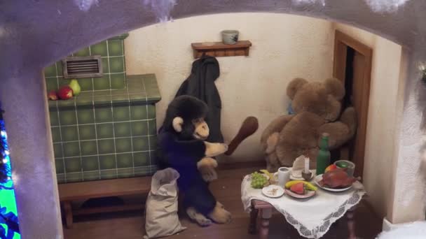 MUNICH, ALEMANHA - NOV 20, 2018: Macaco de brinquedos mecânicos e dois ursos em uma casa de brinquedos. Lugar popular em Munique . — Vídeo de Stock