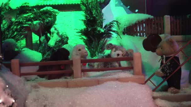 MUNICH, ALEMANIA - 20 NOV 2018: Primer plano de un famoso escaparate con juguetes de peluche mecánico de Navidad en Munich, 4k — Vídeo de stock