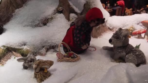 München, Tyskland - 20 Nov 2018: Rödluvan och vargen. Mekaniska leksaker på fönstret Christmas store. — Stockvideo