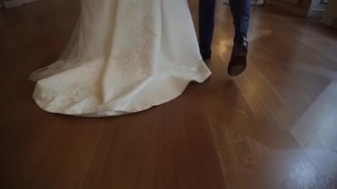 Gelin ve damat iç ahşap zemin üzerinde yürümek.