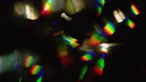 Soyut holografik gökkuşağı arka plan. Kırmızı, turuncu, mavi, yeşil, sarı parçacıkların hareket. — Stok video