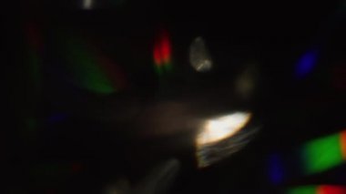 Gökkuşağı paleti, ışık karanlık bir arka plan üzerinde holografik metamarfoses. Video üretimi için yaratıcı arka plan.