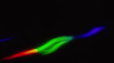 Yanardöner renkli, iridiscent yansımalar holografik bir folyo, dalga benzeri desenler ışık bir kristal geçer..