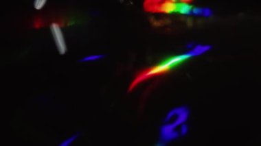 Kırmızı, yeşil ve mavi renkleri, soyut parçacıklar, karanlık bir arka plan üzerinde holografik folyo yansımaları Vintage oyun.