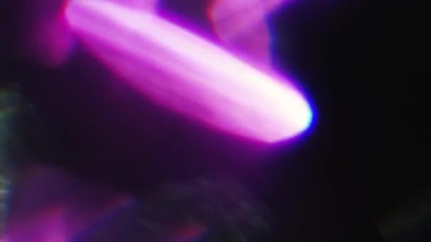 紫罗兰在黑暗的全息颜色中闪烁. — 图库视频影像