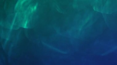 Benzersiz oyun--dan mavi ve yeşil renkli bokeh. Yaratıcı arka plan, geçiş, işaret fişeği.