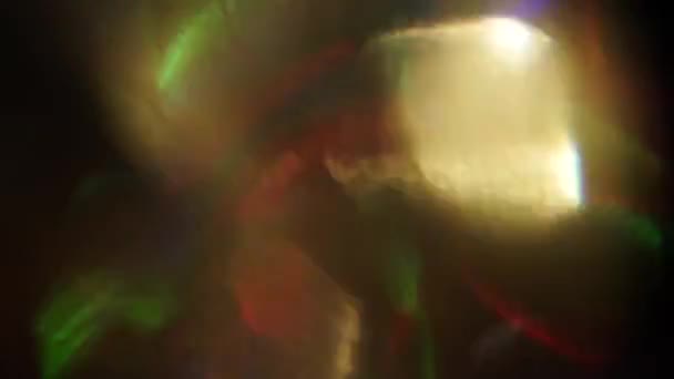 Przemieszczenie spontaniczna światła przechodzącego przez Szklany pryzmat. — Wideo stockowe