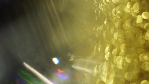 Gouden abstracte threads en futuristische bokeh shimmer harmonieus in het donker. — Stockvideo