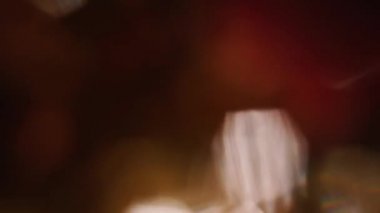 Dreamy sıcak bokeh, yanardöner bozulmalar, ışık sızıntıları, geçişler.