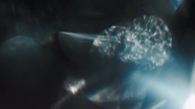 Arka plan neon yansımaları canlı bokeh karanlıkta.