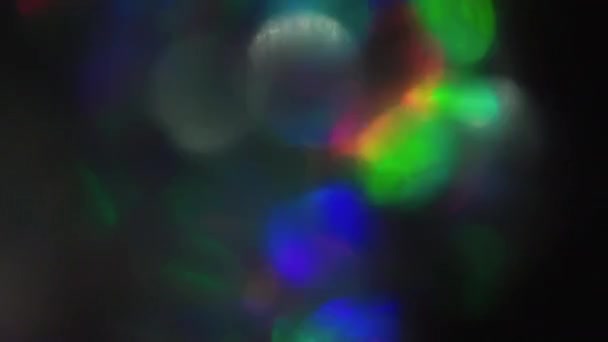 Fondo abstracto lámina holográfica bokeh vibrante en la oscuridad . — Vídeo de stock
