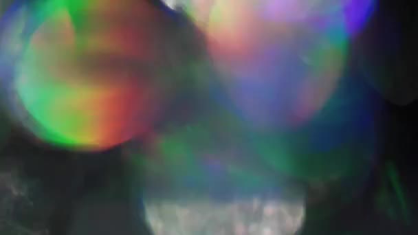 Spektrala färger, abstrakt bakgrund, neon reflektioner, pulserande bokeh i mörkret. — Stockvideo
