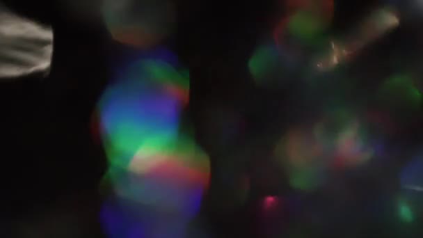 Iriserende holografische achtergrond, kleurrijke deeltjes verplaatsen in de duisternis. — Stockvideo