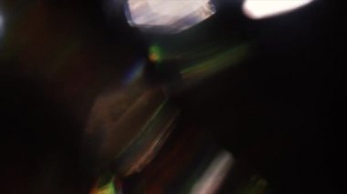 Yanardöner arka plan, renkli parçacıklar sonsuz karanlıkta hareket.