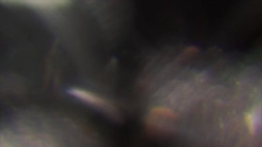 Fütüristik arka plan, yanardöner holografik geçişler, ışık sızıntıları.