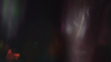 Cyberpunk defocused ışık siyah arka planda shimmers kirişler. 4k.