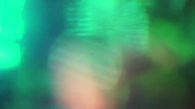 Renkli yanardöner ışık elemanları uzayda kaotik yanar. Soyut 4k sıçramaları.