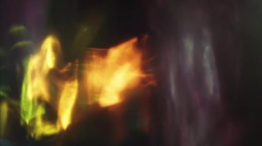 Defocused psychedelic ışık sızıntıları karanlık odada kaotik hareket. Sinematik geçişler 4k HQ.