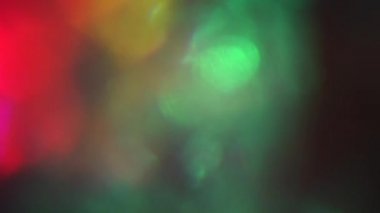 Canlı bulanık ışık parçacıkları siyah arka planda parlar. 4k.