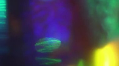 Renkli yanardöner ışık formları uzayda rastgele hareket. Şenlikli geçişler, fantezi kaplama görüntüleri. 